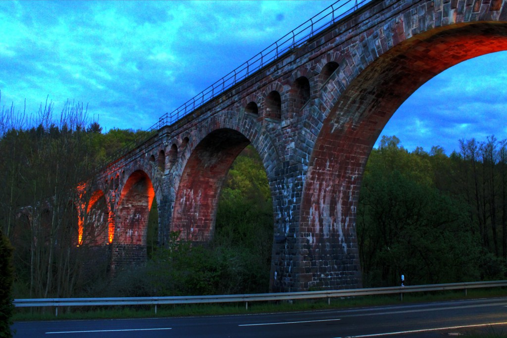 Das Bad Endbacher Viadukt auf der ehemaligen Aar-Salzböde-Bahn erstrahlt im Abendlicht