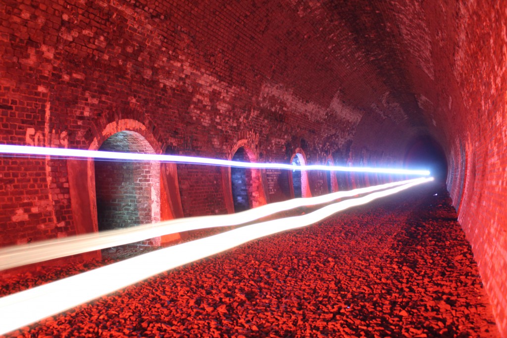 Ein Spitzenlicht fährt durch den stillgelegten Rabenscheiden Tunnel auf der Stichstrecke zwischen Haiger und Breitscheid am 15.03.2015.