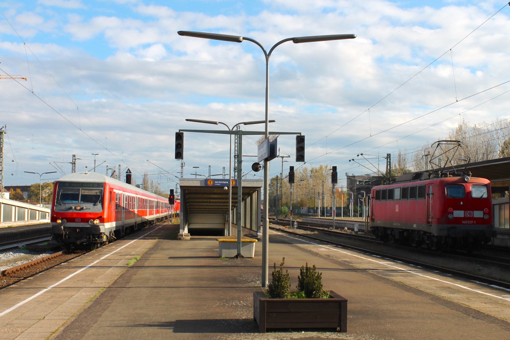 Im Bahnhof Braunschweig fährt am 15.10.2014 ein Wittenberger Steuerwagen als RB aus Wolfsburg ein. Im Nachbargleis steht 140 037 bereit.