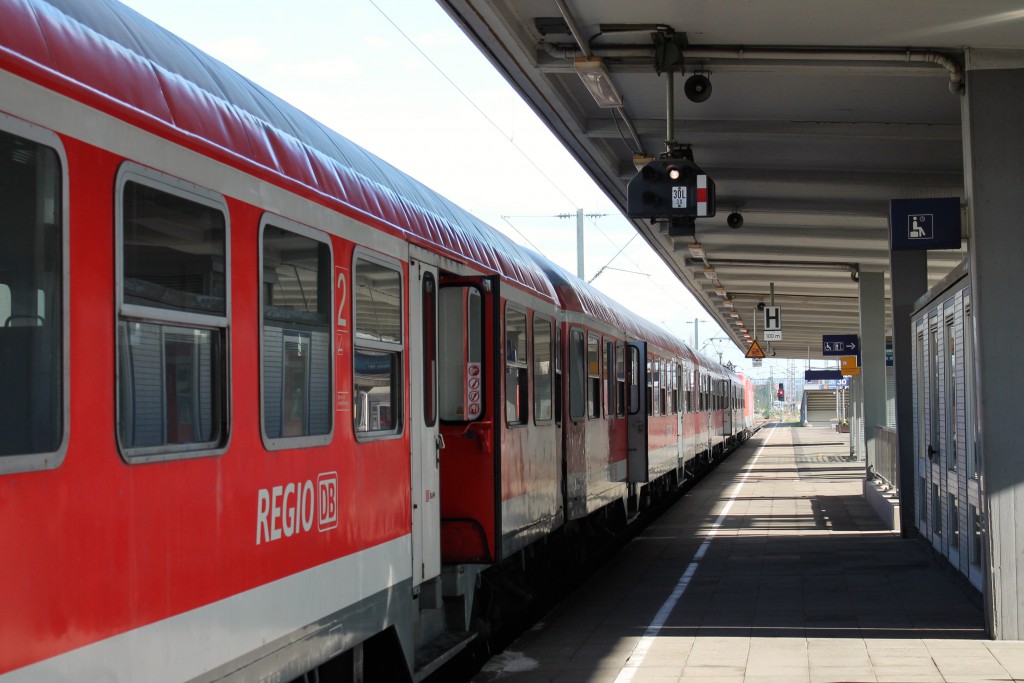 Im Bahnhof Braunschweig steht am 15.10.2014 eine Garnitur aus n-Wagen als Regionalbahn nach Wolfsburg bereit.