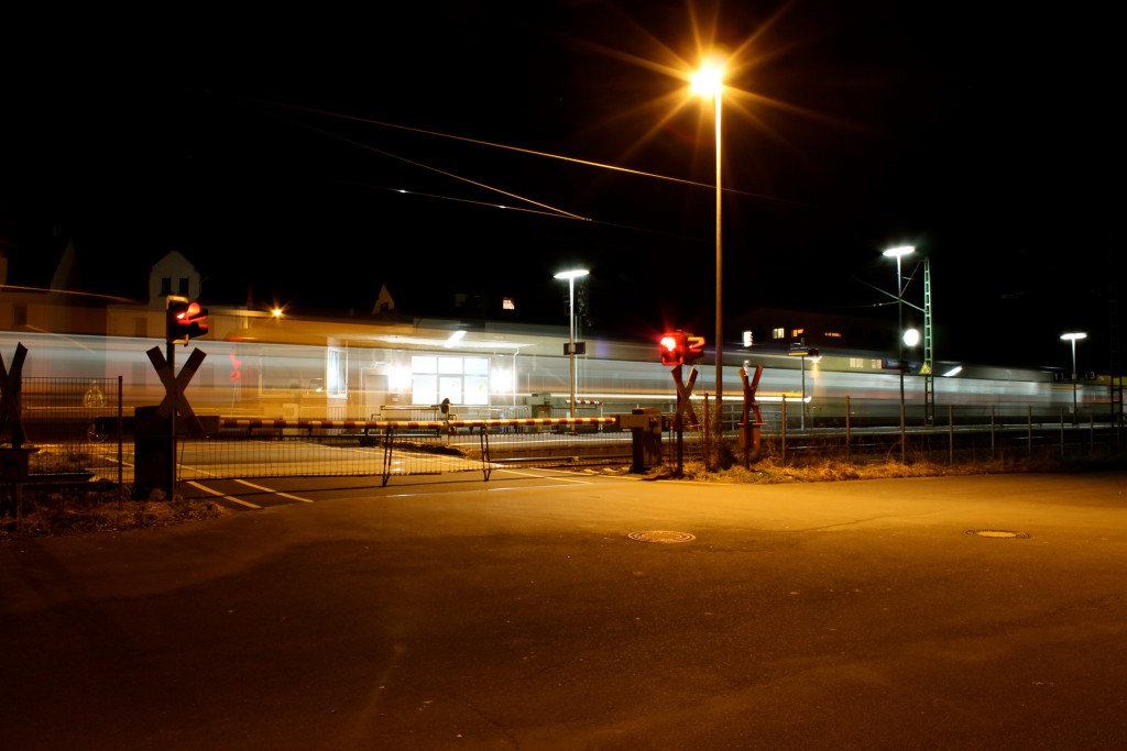 Am Abend des 12.03.2015 fährt ein LINT der HLB nach Fulda im Bahnhof Dutenhofen auf der Dillstrecke an.