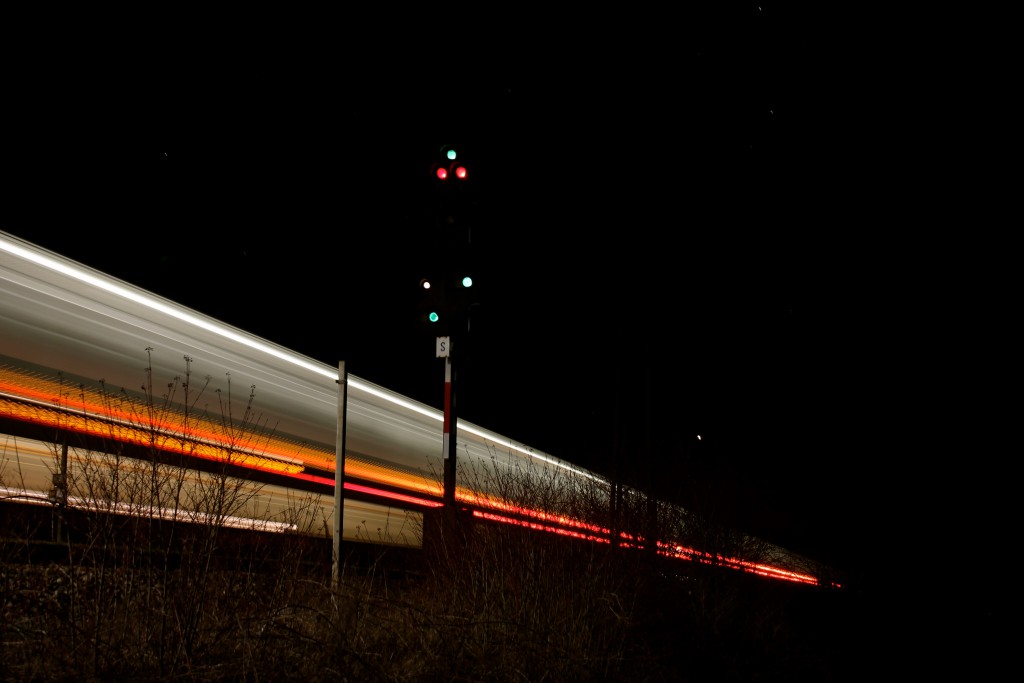 Am Signal S im Bahnhof Dutenhofen auf der Dillstrecke fahren ein FLIRT der HLB und ein TALENT 2 der DB am 12.03.2015 vorbei.