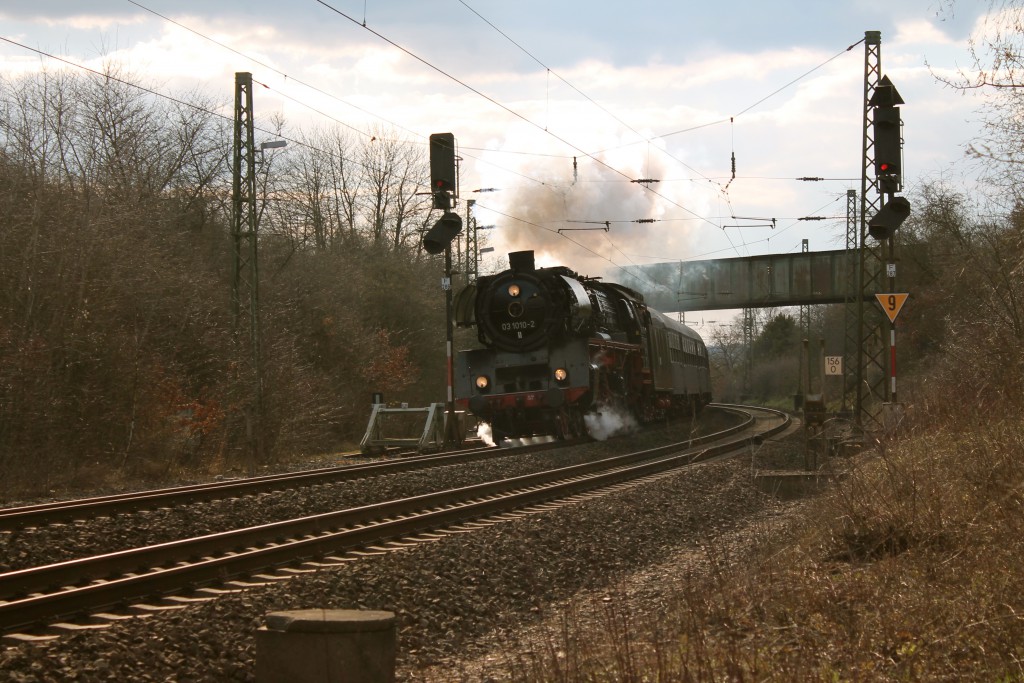 03 1010 unterquert die Brücke der ehemaligen Kanonenbahn auf der Dillstrecke bei Wetzlar am 05.04.2015.