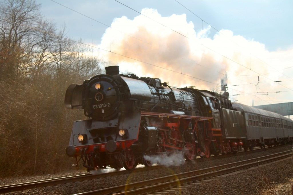 Die Sonne durchleuchtet die Dampfwolke von 03 1010 auf der Dillstrecke bei Wetzlar am 05.04.2015.