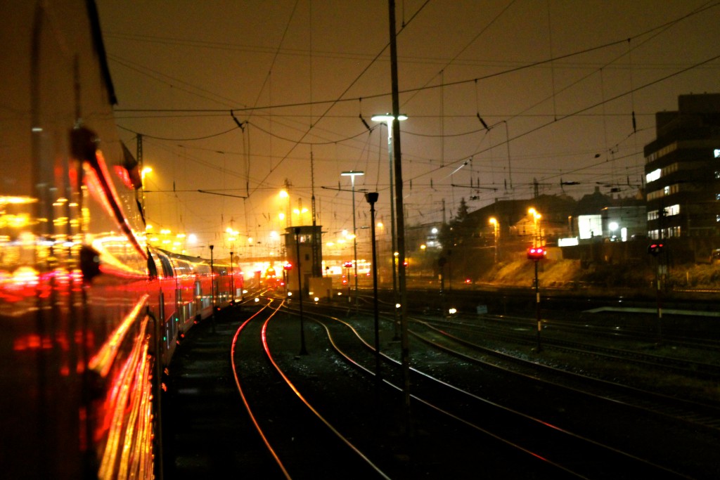 Blick aus einer 114 neben Stellwerk Gl im Bahnhof Gießen am frühen morgen des 01.10.2014.