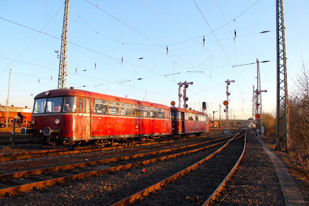 798 829 und 996 677 warten am Signal S63 vor dem Stellwerk Grf im Bahnhof Gießen.