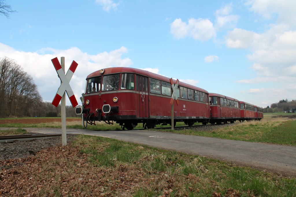 Die Schienenbusse 996 677, 798 589, 996 310 und 798 829 an einem Bahnübergang auf der Horlofftalbahn kurz vor Bad Salzhausen am 06.04.2015.