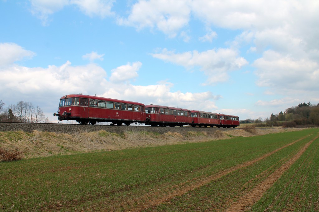 Die Schienenbusse 996 677, 798 589, 996 310 und 798 829 auf dem Bahndamm der Horlofftalbahn zwischen Bad Salzhausen und Nidda am 06.04.2015.