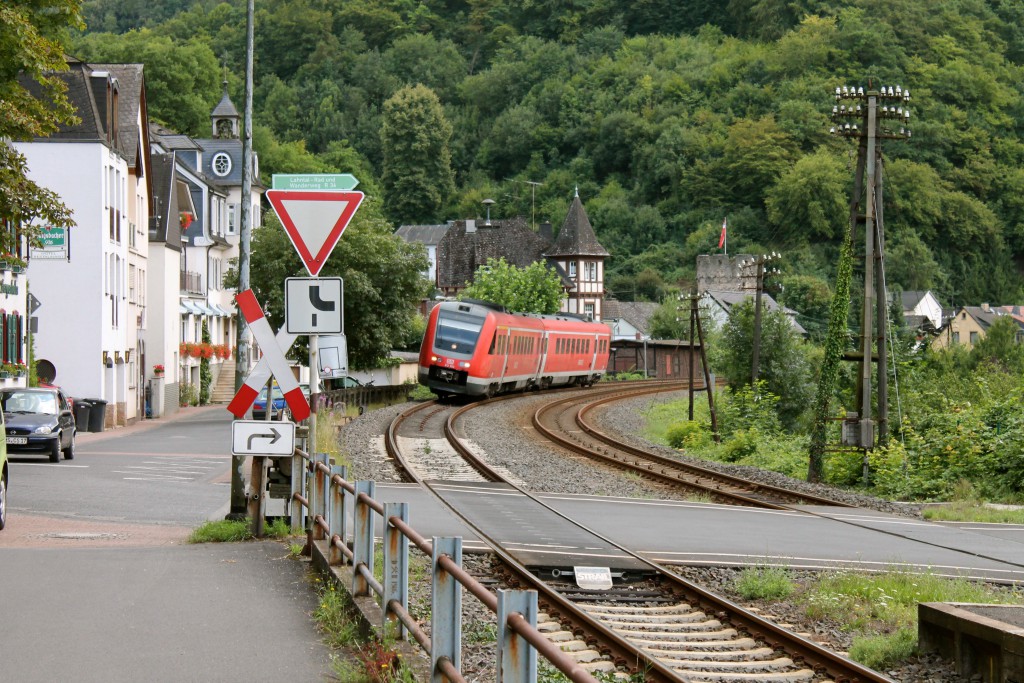 Ein 612 legt sich am 04.08.2014 in Balduinstein auf der Lahntalbahn in die Kurve.