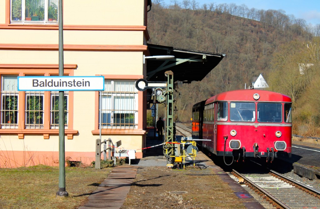 Eine zweiteilige Schienenbusgarnitur aus 996 677 (vorne) und 798 829 der OEF hält am 28.02.2015 im Bahnhof Balduinstein auf der Lahntalbahn.