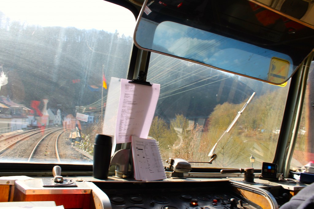 Ein Schienenbus verlässt den Bahnhof Balduinstein auf der Lahntalbahn am 28.02.2015, ein Blick aus dem Führerstand von 996 677.