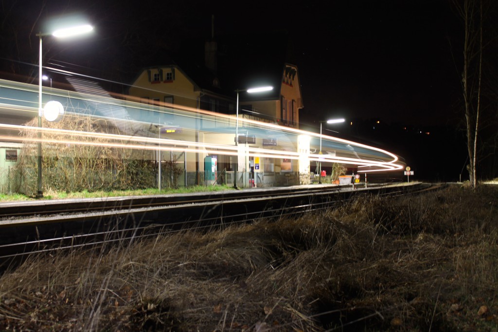 Am Abend des 08.02.2015 fährt ein TALENT der DB durch den Haltepunkt Gräveneck auf der Lahntalbahn.