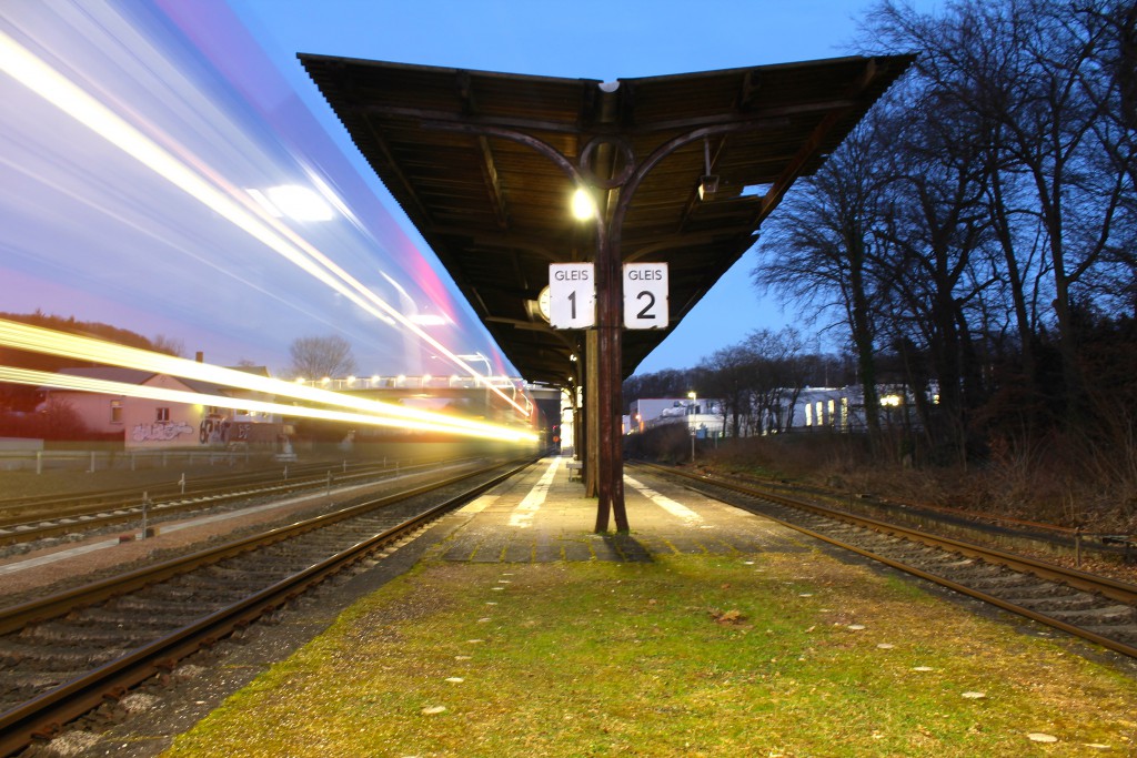 Am Abend des 08.02.2015 fährt ein TALENT der DB durch den Bahnhof Kerkerbach auf der Lahntalbahn.