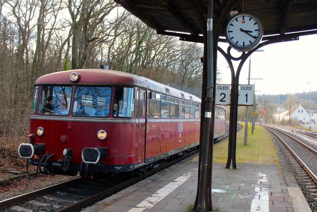 Eine zweiteilige Schienenbusgarnitur aus 798 829 (vorne) und 996 677 der OEF hält am 28.02.2015 im Bahnhof Kerkerbach auf der Lahntalbahn.