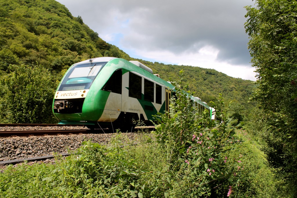 Ein LINT der VECTUS kurz vor Laurenburg auf der Lahntalbahn in Richtung Limburg am 04.08.2014.