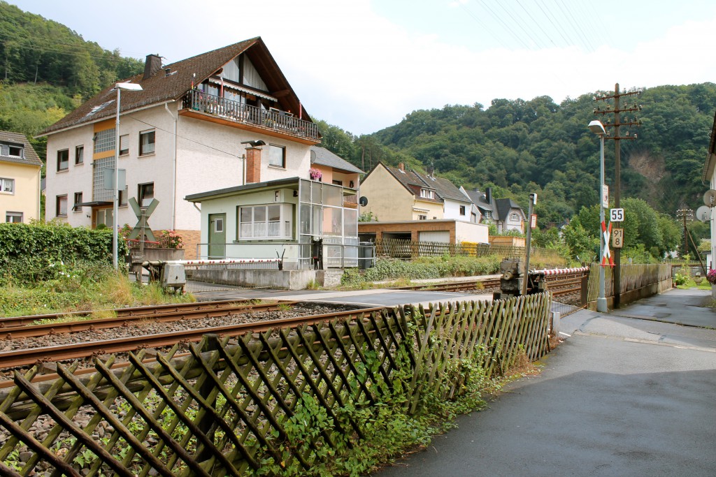 Der Schrankenposten 55 in Miellen auf der Lahntalbahn am 04.08.2014.