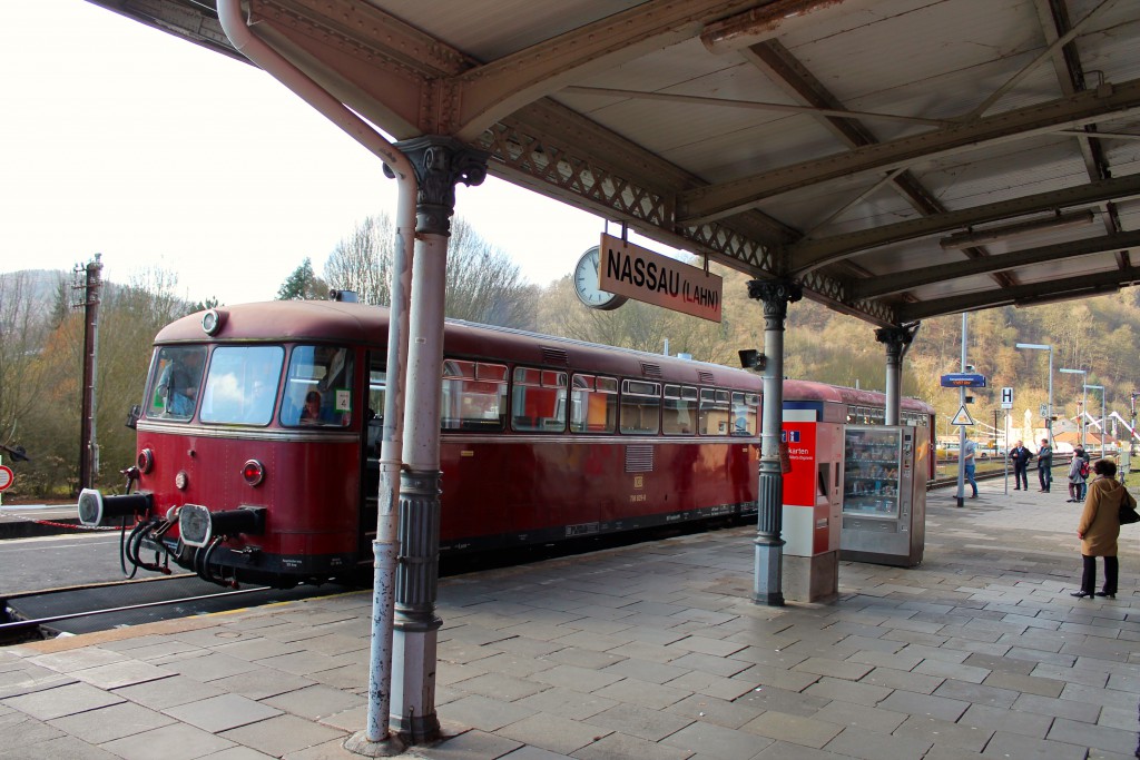 Eine zweiteilige Schienenbusgarnitur aus 996 677 (vorne) und 798 829 der OEF hält am 28.02.2015 im Bahnhof Nassau auf der Lahntalbahn.