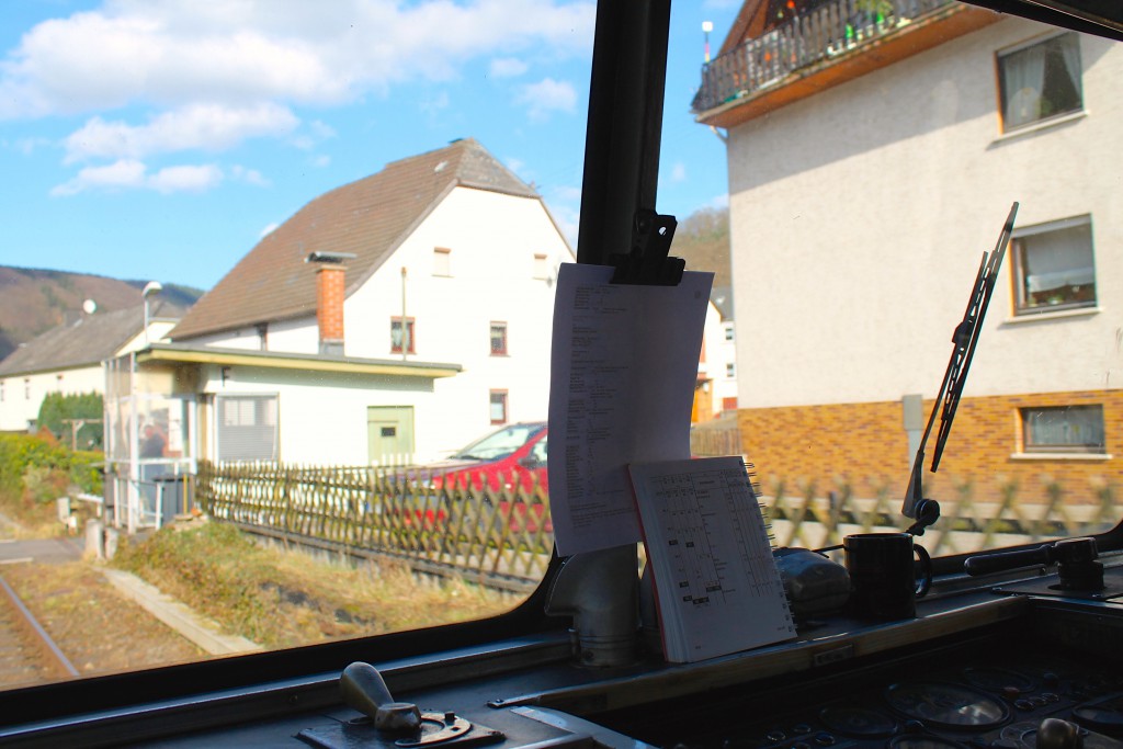 Ein Schienenbus passiert den Posten 55 in Miellen auf der Lahntalbahn am 28.02.2015, ein Blick aus dem Führerstand von 789 829.