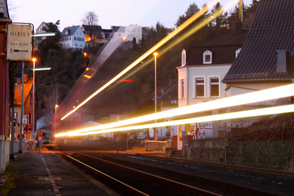 Ein LINT der DB durchfährt als Regionalexpress den Haltepunkt Runkel auf der Lahntalbahn am 08.02.2015.