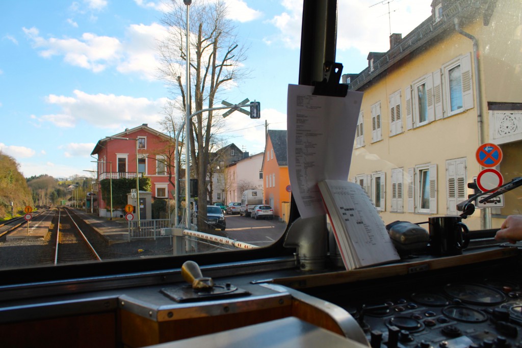 Ein Schienenbus passiert den Bahnübergang vor dem Haltepunkt Dunkel auf der Lahntalbahn am 28.02.2015, ein Blick aus dem Führerstand von 798 829.