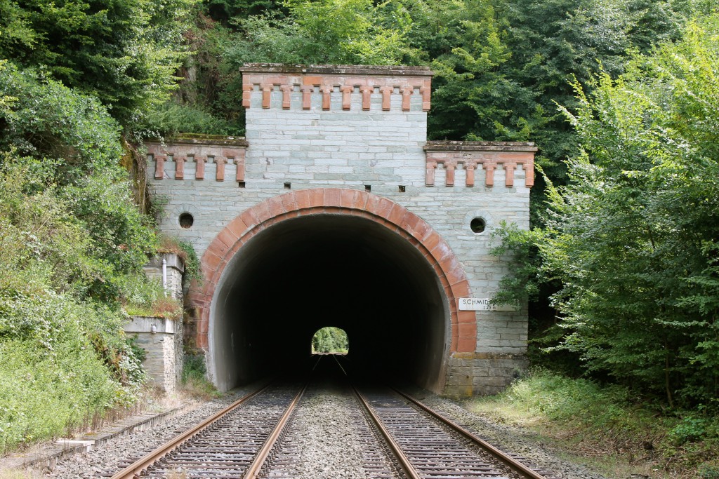 Der Schmidtkopftunnel auf der Lahntalbahn am 03.08.2014.