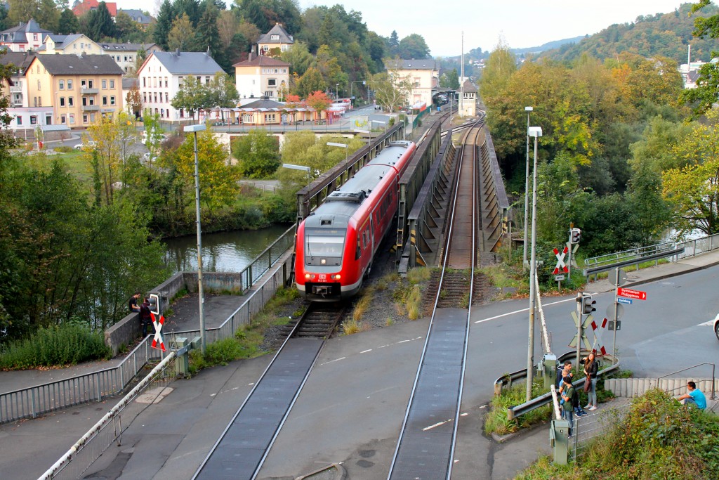 Ein Blick vom Weilburger Tunnel zeigt am 03.09.2014 wie 612 051 die Lahnbrücke überquert und durch den Tunnel nach Koblenz über die Lahntalbahn fährt.