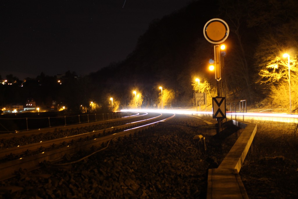 mit wenig Licht erstrahlt das Vorsingen in Weilburg aus Richtung Gräveneck auf der Lahntalbahn am 08.02.2015.