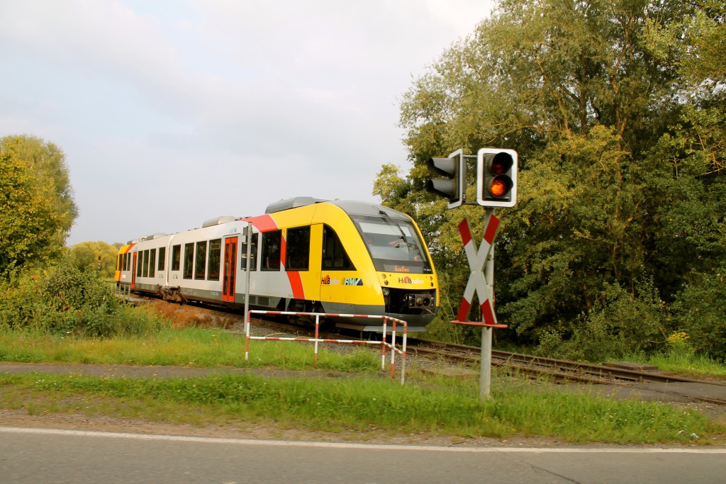 Ein LINT der HLB, als Sonderzug zum Schmaadleckermarkt, schaltet den Bahnübergang in Daubringen auf der Lumdatalbahn am 07.09.2014 ein.