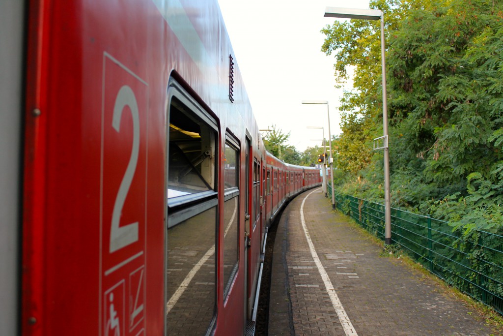 Am 14.09.2014 hält ein Langzug aus ET 420 am Haltepunkt Mainz Nord.