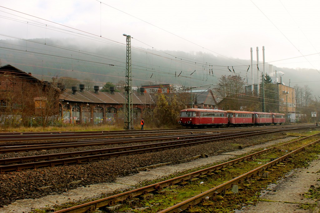 Die Schienenbusse 798 829, 998 184, 798 589 und 996 677 stehen vor dem Bw Marburg am 07.12.2014.