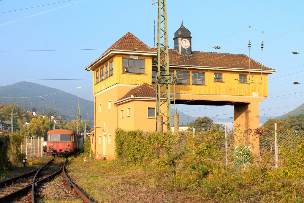 Am 03.10.2015 steht neben dem Reiterstellwerk Nf in Neustadt (Weinstraße) 998 184 in der Morgensonne.