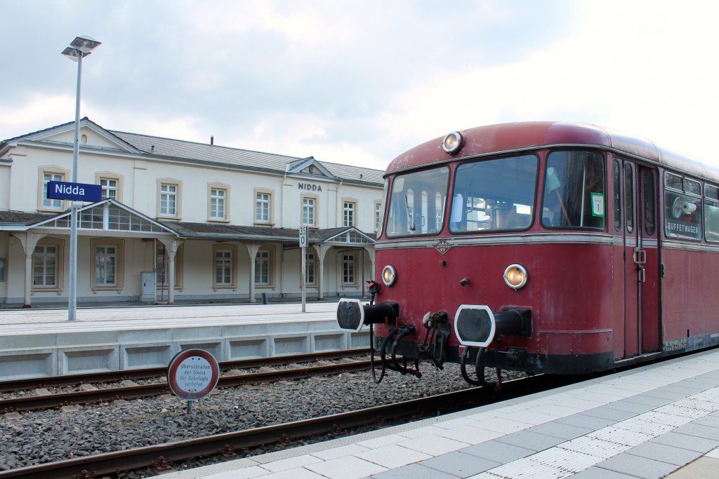 996 677 wartet im Bahnhof Nidda auf Ausfahrt in Richtung Friedberg am 06.04.2015.