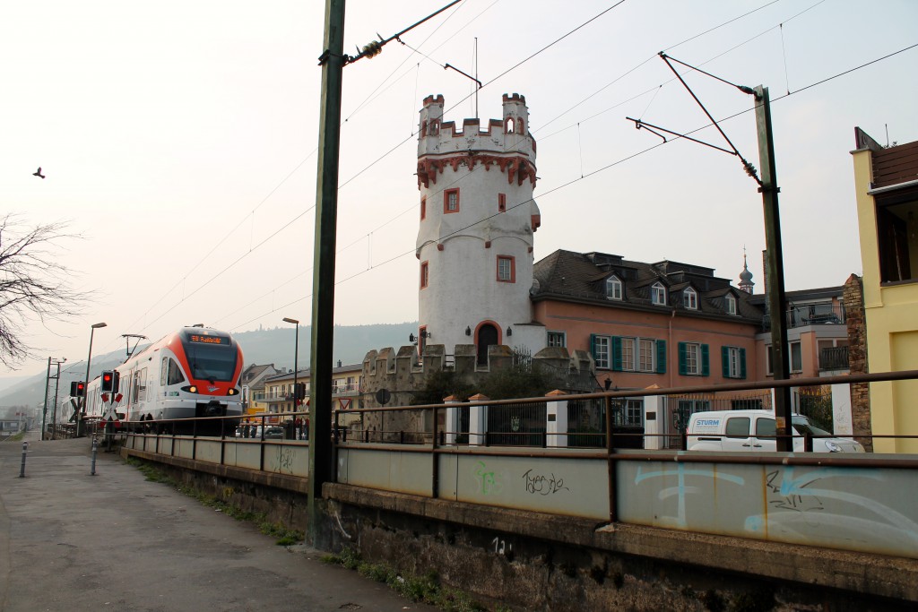 Ein FLIRT der VIAS passiert am 25.03.2015 den Adlerturm in Rüdesheim auf der rechten Rheinstrecke.