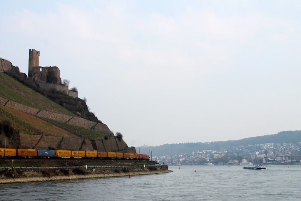 Ein Güterzug schlengelt sich um die Burg Ehrenfels bei Rüdesheim auf der rechten Rheinstrecke am 25.03.2015.