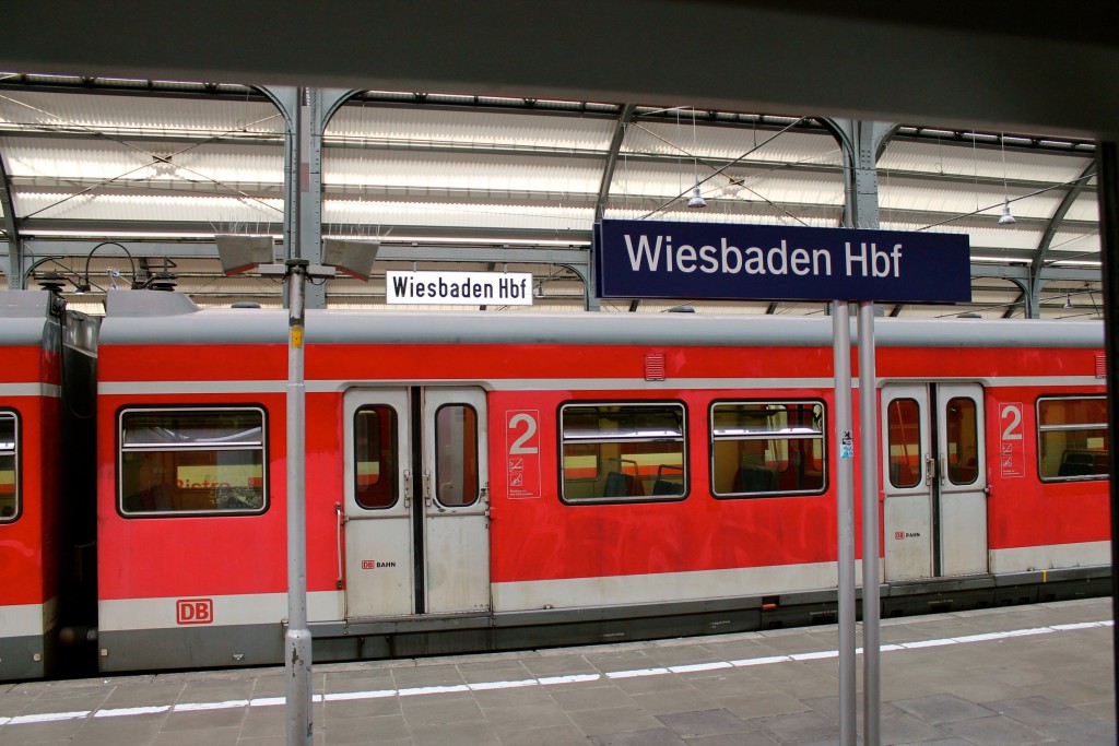 Am 14.09.2014 wartet ein ET 420 im Wiesbadener Hauptbahnhof.