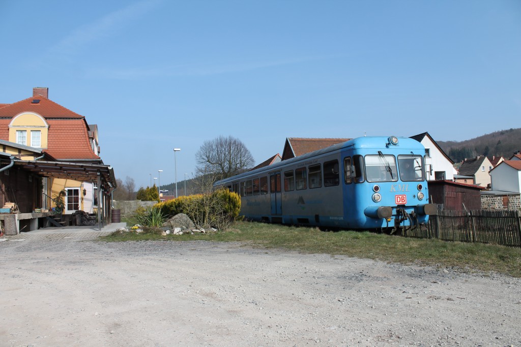 Der Esslinger Triebwagen VT408 verlässt am 09.04.2015 als "Wipperliese" den Haltepunkt  Friesenrode in Richtung Wippra.