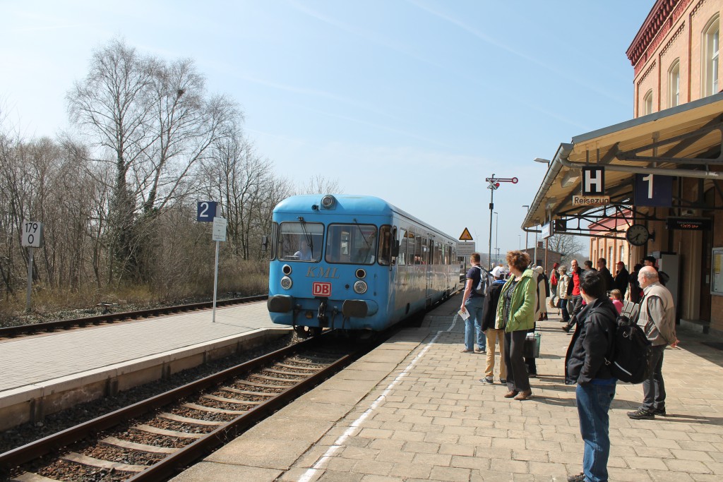 Im Bahnhof Klostermansfeld fährt der Esslinger Triebwagen VT408 am 09.04.2015 als “Wipperliese” ein.