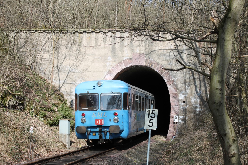 Der Esslinger Triebwagen VT408 fährt am 09.04.2015 als “Wipperliese” in den Rammelburger Tunnel.