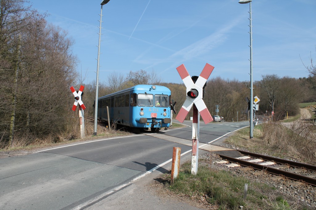 Der Esslinger Triebwagen VT408 überquert am 09.04.2015 als "Wipperliese" den Bahnübergang in Wippra.