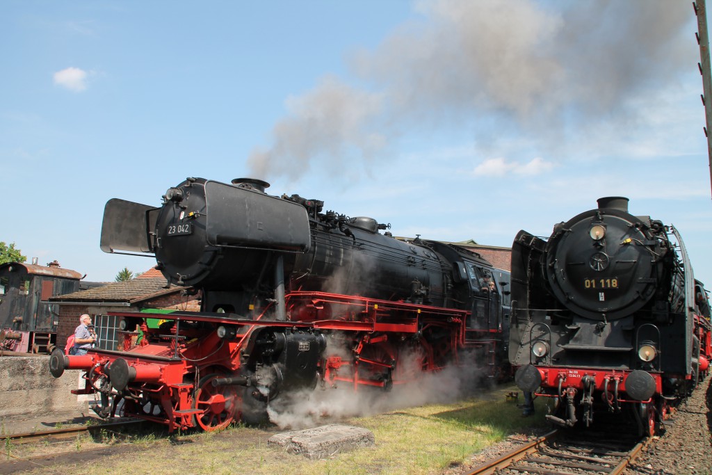 Am 14.05.2015 fährt 23 042 im Eisenbahnmuseum in Darmstadt Kranichstein an 01 118 vorbei.