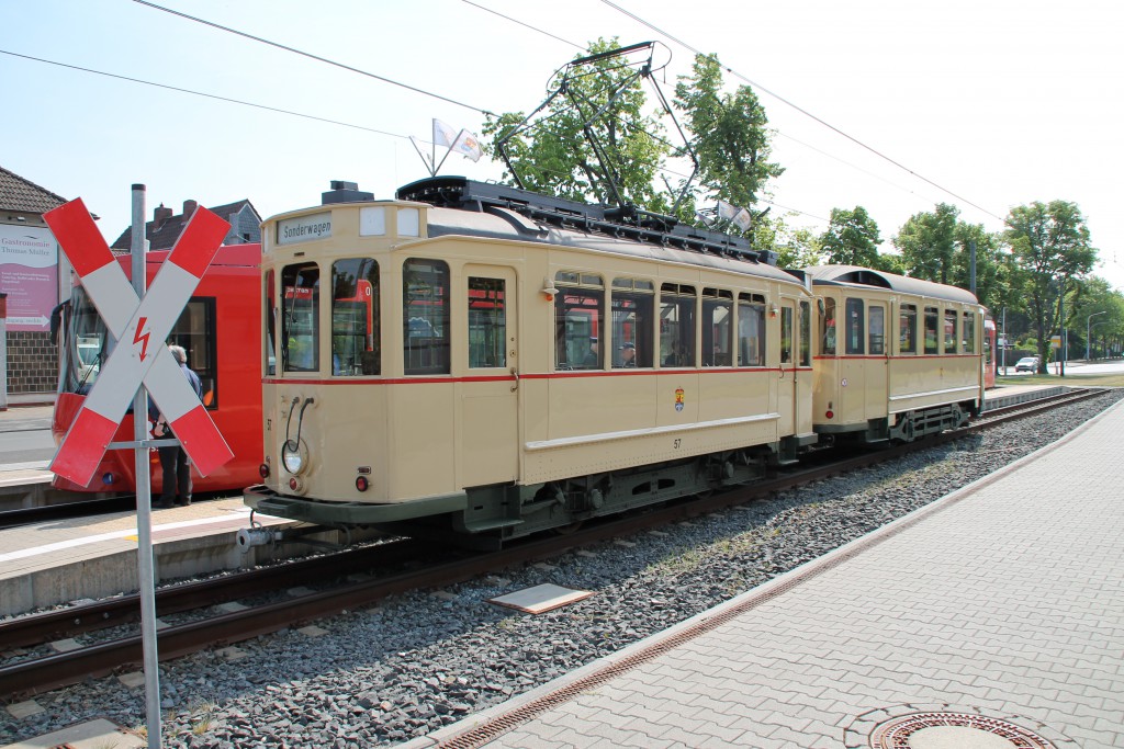 Eine historische Straßenbahn macht sich am 14.05.2015 auf den Weg zu den Bahnwelttagen in Darmstadt-Kranichstein.