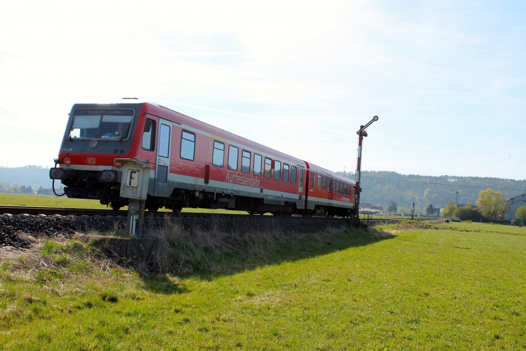 628 228 der Kurhessenbahn fuhr am 21.04.2015 auf der Burgwaldbahn in den Bahnhof Sarnau ein. 