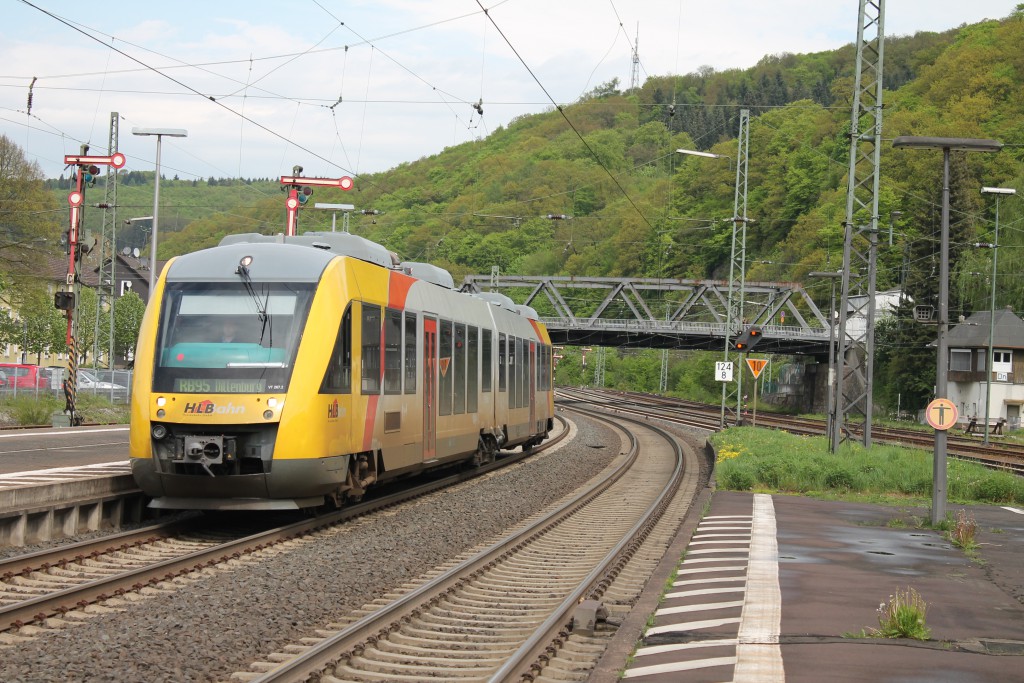 Ein LINT der HLB fährt am 05.05.2015 auf der Drillstrecke in den Bahnhof Dillenburg ein.