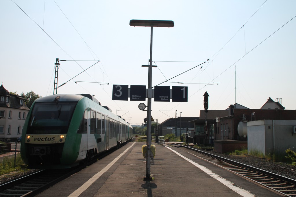 Am Morgen des 22.05.2015 hält eine Doppeltraktion aus LINT der VECTUS im Bahnfof Dutenhofen auf der Dillstrecke.