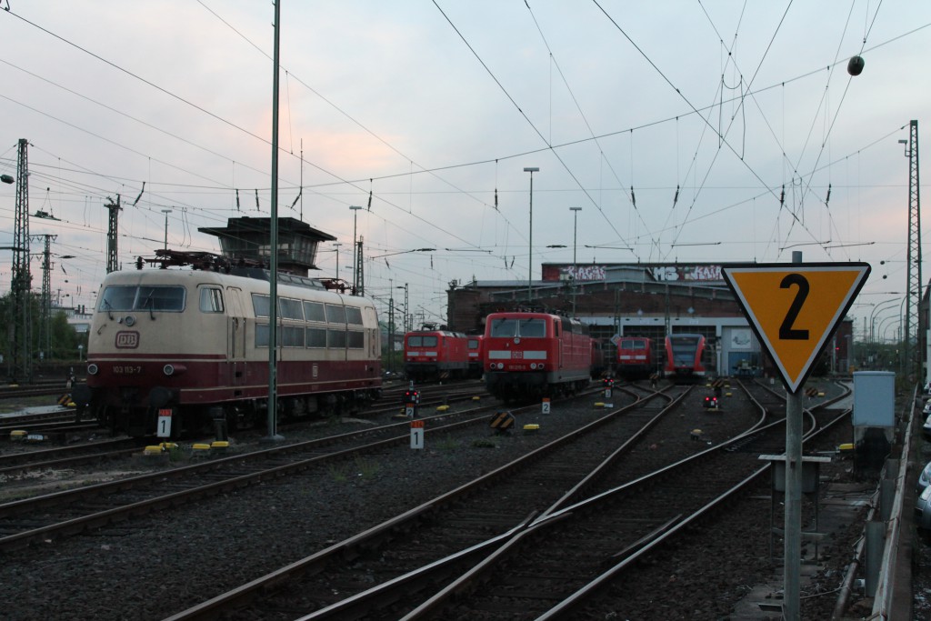 Am Abend des 29.04.2015 stehen neben 103 113 noch Loks der Baureihen 111, 114 und 181 vor dem Bw 1 in Frankfurt (M).