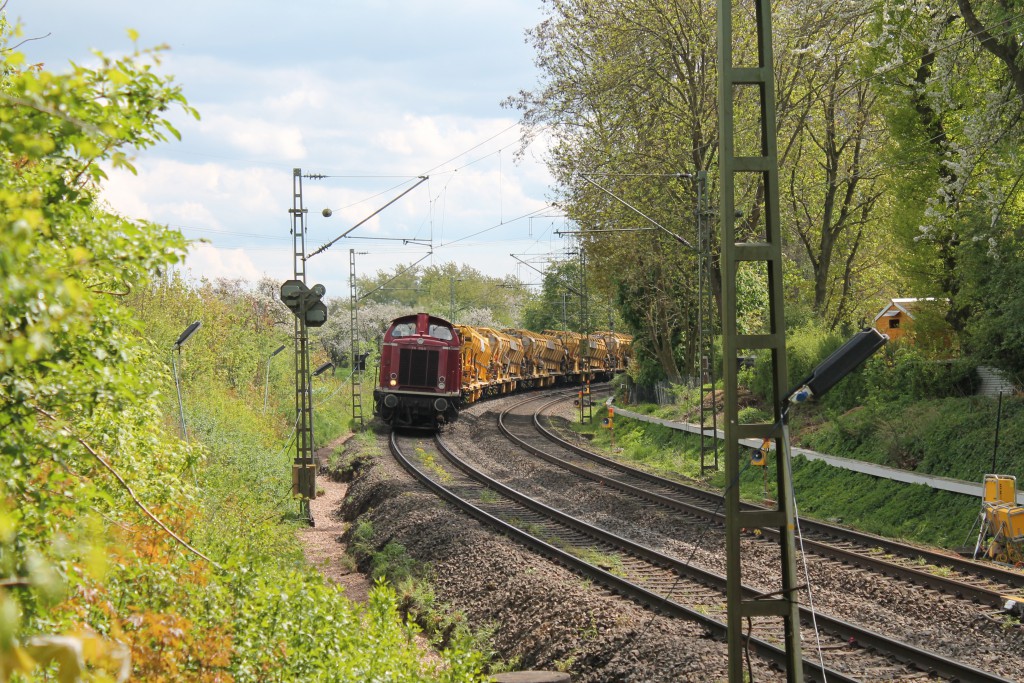 211 019 der ELV zieht am 30.04.2015 zwischen Hanau und Friedberg im Bahnhof Assenheim einen Schotterreinigungszug.