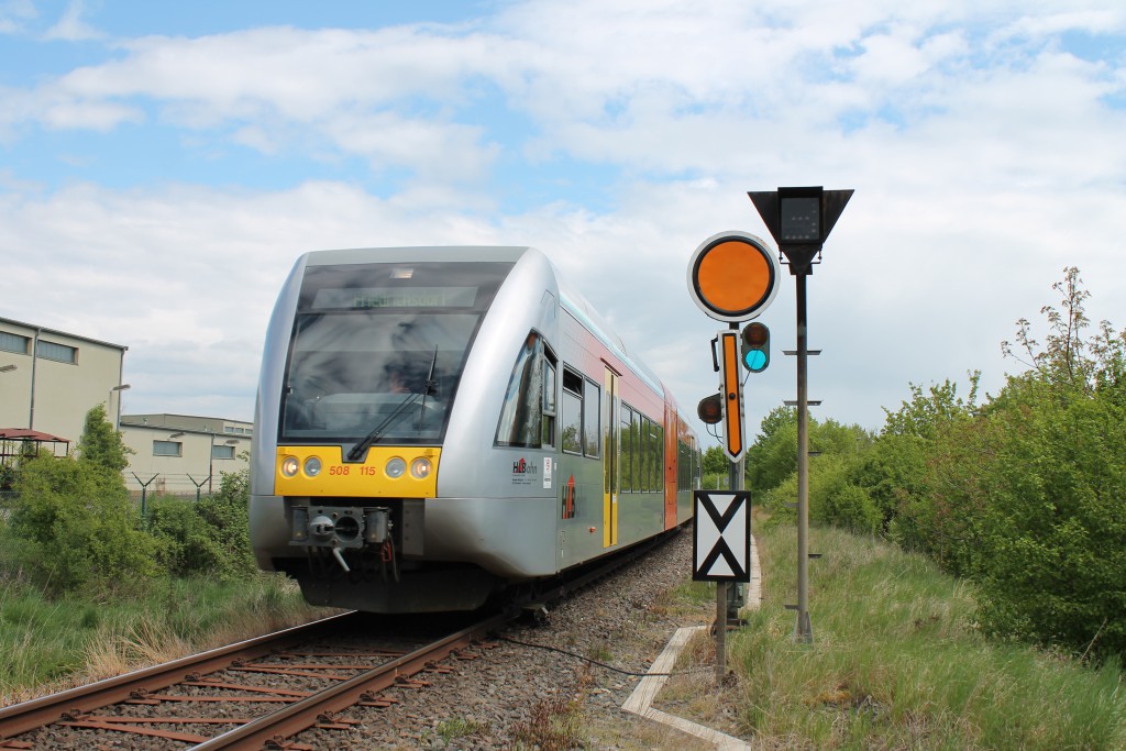 Ein GTW der HLB verlässt am 30.04.2015 den Bahnhof Friedberg in Richtung Friedrichsdorf. Er hat soeben das Einfahrvorsignal erreicht.