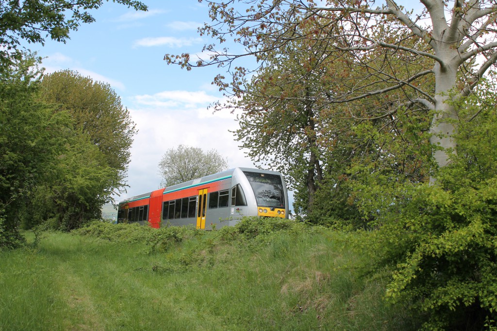 Ein GTW der HLB erreicht  am 30.04.2015 gleich den Haltepunkt Friedberg-Süd zwischen Friedrichsdorf und Friedberg.