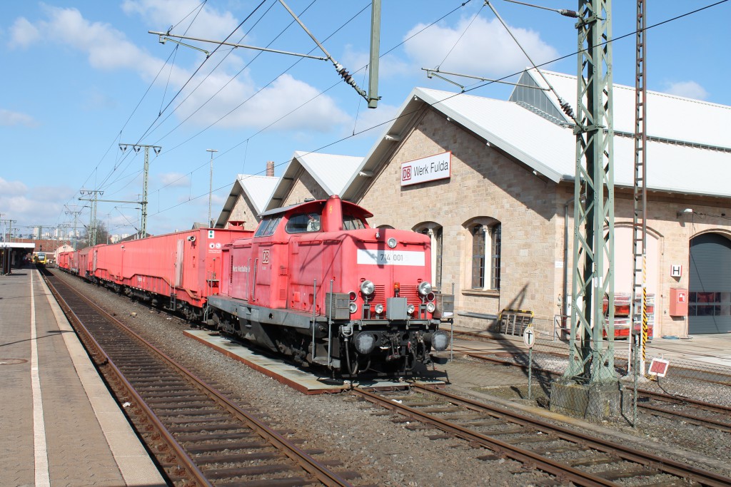 Der Tunnelrettungszug im Bahnhof Fulda am 12.03.2015. Geführt von einer V100 als 714 001.