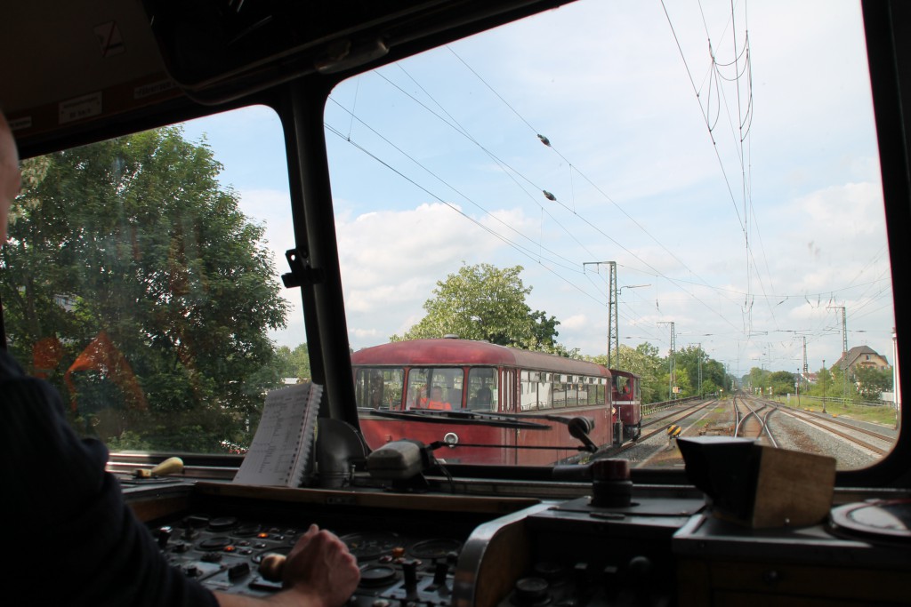 Am 25.05.2015 verlässt 798 829 den Bahnhof Gießen in Richtung Lollar. Auf dem Nebengleis wartet 996 310 mit einer Köf III.